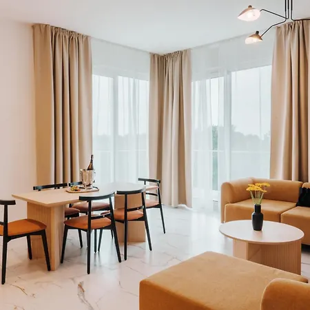Arche Fabryka Samolotow W Mielnie 公寓式酒店 4*